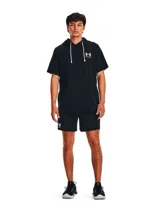 Short deportivo Under Armour modelo Rival Terry, color negro, con cintura elástica y cordón ajustable. Presenta logo de la marca estampado en la pierna derecha y bolsillos laterales abiertos.