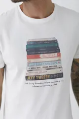 Remera celeste de corte clásico con cuello redondo y manga corta. Estampado pequeño en el pecho.