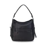 Cartera tipo hobo de cuero sintético color rojo ladrillo, con correa de hombro ajustable. Tiene cierre superior con solapa y broche magnético, bolsillo frontal con cierre, bolsillos laterales con cierre y múltiples bolsillos internos.