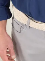 Pantalón de hombre de corte chino, color azul marino, con cinco bolsillos y ruedo doblado.