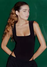 Body negro de microfibra con escote cuadrado y broche snap en el tiro.