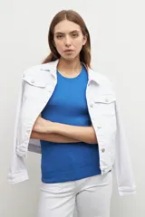 Top negro de tejido de punto, sin mangas y con cuello redondo.