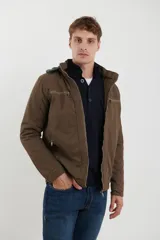 Campera técnica de tejido elástico en color azul marino, con capucha ajustable, cierre frontal y bolsillos laterales con cierre. Cuenta con forro interior de micro polar y ajuste en el ruedo.