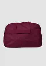Bolso deportivo color bordó con cierre frontal, compartimento principal con cremallera, asas de mano y detalle de franjas decorativas en el lateral. Incluye enganche para valija y correa larga ajustable.