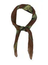 Pañuelo de seda natural Rockford, con diseño estampado en tonos marrón y verde.