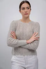 Sweater azul marino de punto calado, confeccionado en 100% baby alpaca, de manga larga y cuello redondo.