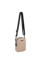 Bandolera pequeña de diseño minimalista en color beige, con cierre superior y correa larga ajustable con logo de la marca. Presenta el logo 'OREIRO LOVE' estampado en el frente.