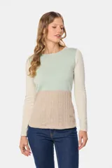 Buzo de tejido de punto con diseño de bloques de color en tonos verde menta, crema y beige. Presenta mangas largas y un panel inferior con textura de cableado.