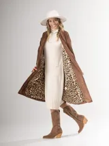 Tapado largo color beige de corderoy con forro animal print, de corte amplio.