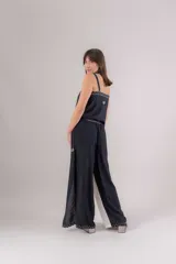 Pantalón de viscosa azul marino con cruce en las piernas tipo pareo, generando tajos laterales. Presenta bordados blancos en los bordes.