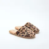 Pantuflas de casa estilo zueco con exterior de felpa suave con estampado animal print de leopardo y plantilla de color beige.