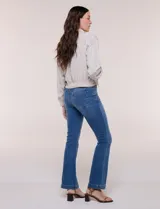 Camperita bomber de lyocell con textura suave, color azul marino, cuello camisero, cierre frontal con botones a presión, bolsillos laterales con solapa, mangas largas con puños elásticos y pretina fruncida en el ruedo.