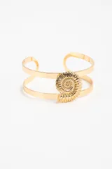 Brazalete rígido dorado de doble banda abierta, con detalle central en relieve con forma de caracol marino espiralado.