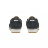 Championes Lacoste modelo Aura, color azul marino, confeccionados en gamuza con detalles en cuero. Presentan el logo del cocodrilo metálico en el lateral, cordones en tono crema y suela de goma con diseño dentado.