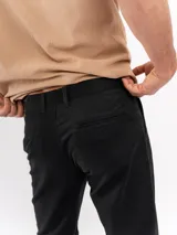 Pantalon chino de corte regular y tiro medio, con cierre de boton y cremallera, bolsillos laterales y traseros, y terminacion recta.