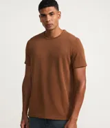 Remera de media malla verde militar con cuello redondo y mangas cortas, de corte clásico.