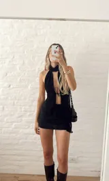 Top negro con cuello halter y abertura central con lazos.