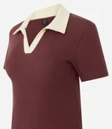 Blusa acanalada color borgoña con cuello polo contrastante en color crema, de mangas cortas y corte ajustado.