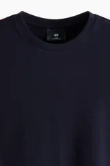 Remera de punto de algodón liviano, color negro, con cuello redondo y diseño entallado.
