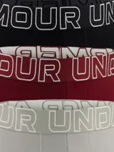 Pack de tres bóxers Under Armour Performance Cotton de corte largo, en colores negro, bordó y gris, con cintura elástica con logo de la marca.
