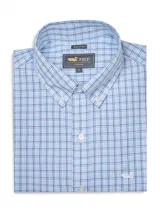 Camisa de manga larga con cuello abotonado, confeccionada en algodón con estampado de cuadros en tonos azules y blancos. Presenta cierre frontal con botones y bolsillo en el pecho con el logo de la marca bordado.
