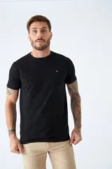 Remera de algodón de corte regular, con cuello redondo, manga corta y logo bordado en el pecho.