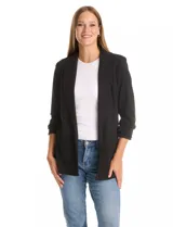 Blazer de crepe color negro, con cuello solapa, abertura frontal y mangas tres cuartos con detalle de frunce. Cuenta con bolsillos delanteros y forro interno.