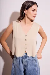 Chaleco de punto color ladrillo, con escote en V y cierre frontal con botones.