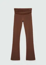 Pantalon de tiro bajo color marrón, con diseño acampanado y detalle drapeado en la cintura. Confeccionado en tejido fluido de punto circular.