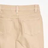 Pantalón tipo cargo de gabardina en color beige, con corte recto, cintura alta, bolsillos laterales tipo cargo con solapa y bolsillos frontales amplios.