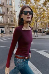 Camiseta de manga larga en tejido rib color bordó, con corte entallado slim fit y escote cuadrado estructurado.