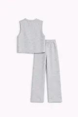 Conjunto de dos piezas en tejido de punto jaspeado color gris. Incluye un chaleco con escote en V y cierre frontal de botones, y un pantalón de corte recto con cintura elástica.