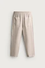 Pantalón relaxed fit de lino color negro, con cintura elástica ajustable con cordón y bolsillos frontales.