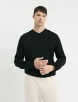 Sweater de punto con escote en V y manga larga, con puños y ruedo acanalados.