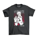 Remera negra de manga corta con estampa frontal en blanco y rojo del personaje Sukuna de Jujutsu Kaisen.