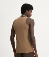 Musculosa masculina de cuello redondo, confeccionada en tejido acanalado de algodón con mezcla de poliéster y elastano. Diseño básico sin estampa, ideal para uso diario.