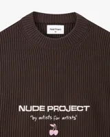 Suéter de punto grueso acanalado en color marrón chocolate, con cuello redondo, mangas amplias y puños con abertura para el pulgar. Presenta bordado frontal con el nombre de la marca, la frase 'by artists for artists' y un pequeño detalle de cerezas.