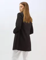 Blazer entallado marca Nanette, con cuello de solapa, cierre frontal con botones dorados y bolsillos delanteros. Posee forro interno a tono.