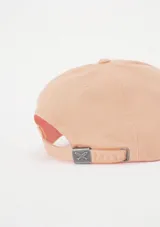 Gorra clásica color gris oscuro, con visera curva y diseño liso de seis paneles.