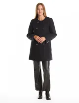 Tapado de lana negro con doble abotonadura frontal, cuello redondo y bolsillos laterales de parche. Presenta una silueta de corte tres cuartos y forro interno a tono.