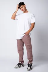 Pantalón color beige de gabardina, corte recto y estilo casual.