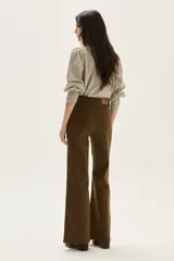 Jean de tiro alto, corte recto y ancho, color verde militar. Confeccionado en tela de algodón con elastano.