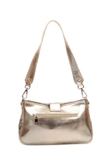 Cartera de hombro en tono dorado metalizado, con diseño rectangular y cierre frontal mediante hebilla metálica. Cuenta con una correa ajustable y herrajes metálicos a tono.