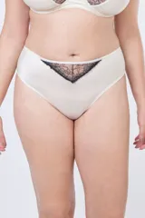 Bombacha tiro alto color crudo, confeccionada con tela que contiene fibra LYCRA® y detalle de puntilla negra en el frente.
