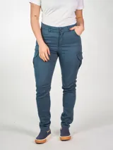 Pantalón cargo chupín de gabardina elastizada, tiro alto y bolsillos traseros falsos.