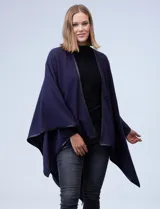 Ruana negra de tejido soft con ribete de cuero sintético.