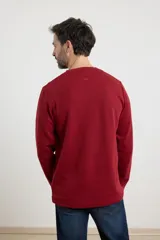 Remera de manga larga en tejido elastizado, color azul, con cuello tipo camisa, cartera con botones y detalles en eco gamuza en la base del cuello y la cartera.