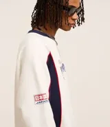 Buzo cerrado masculino de algodón y poliéster, corte boxy, cuello redondo, manga larga, estampa lettering, detalles contrastantes y barras ajustadas.