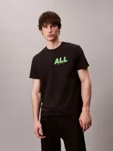 Remera de Calvin Klein en color negro con cuello redondo y mangas cortas, confeccionada en suave punto de algodón. Presenta un estampado gráfico en contraste en el pecho con la leyenda "ALL" y la firma de la marca debajo.