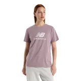 Remera New Balance modelo Sport Essentials, color lila con estampado frontal del logo de la marca en blanco.